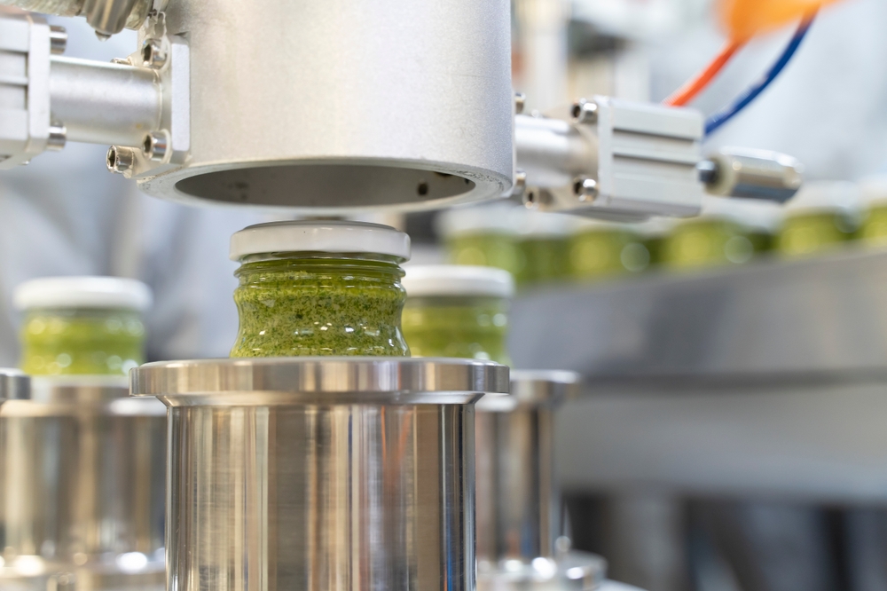 Close,Up,On,Pesto,Sauce,Industrial,Process.,Vacuum,Sealing,Machine