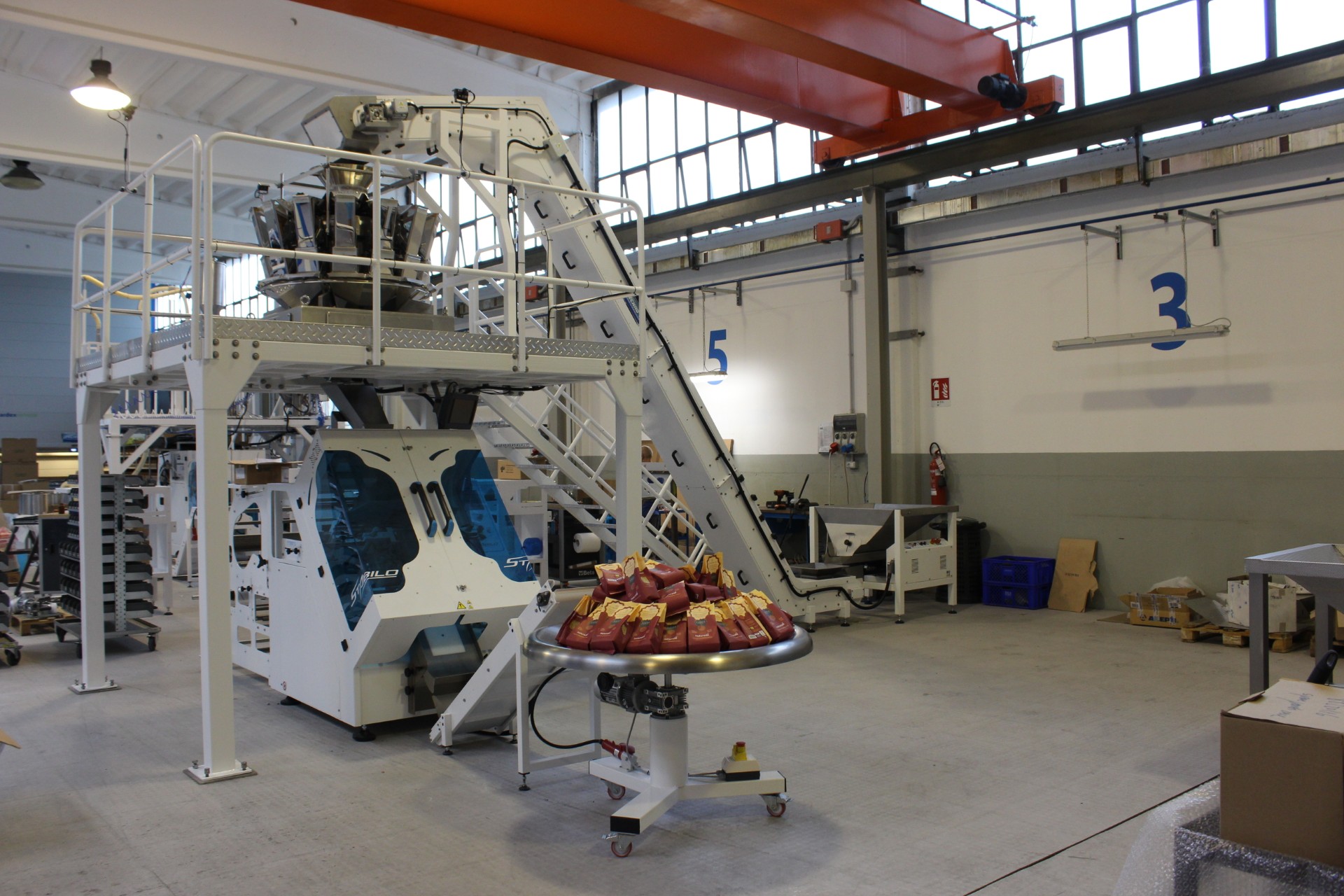 Navpično packaging machines in operation